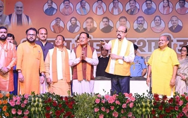 विजयादशमी पर आत्मसमर्पण की गूंज – बीजापुर में 103 नक्सलियों ने छोड़ा हिंसा का रास्ता