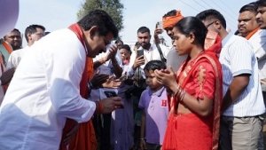 उपमुख्यमंत्री शर्मा बस्तर जिले के ग्राम शासनकचौरा और हलबा कचौरा में स्वयं हितग्राहियों के घर पहुँचकर किया सर्वे