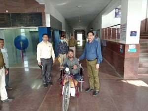 घनश्याम को मिली बैटरी चलित ट्राय सायकल