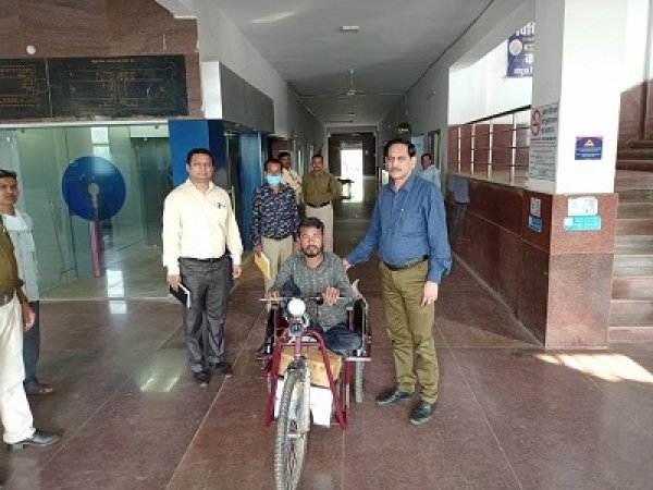 घनश्याम को मिली बैटरी चलित ट्राय सायकल