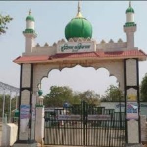 कब्रिस्तान में काम अधूरा छोड़ गायब है ठेकेदार, चोटिल हो रहे सुपुर्देखाक करने आने वाले लोग