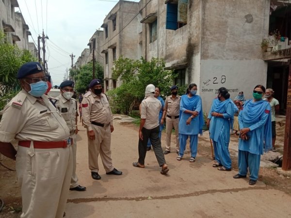 अवैध कब्जाधारियों के आवासों में निगम ने लगाया ताले