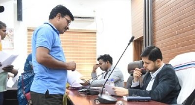 नाली बंद होने व सड़क ढलान बदलने से जलजमाव, वार्डवासी आवेदन लेकर पहुंचे जनदर्शन