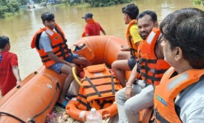 नेलसनार में बाढ़ के बीच जिला प्रशासन की मानवीय पहल, बाढ़ में फंसे यात्रियों को कराया भोजन