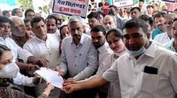 मुंगेली विधानसभा युवा कांग्रेस ने महंगाई के खिलाफ राष्ट्रपति के नाम कलेक्टर को सौंपा ज्ञापन