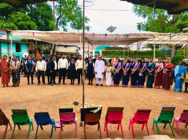बुंदेली गंगा इंग्लिश स्कूल में नन्हे बच्चों ने थामा तिरंगा, हर घर तिरंगा यात्रा से गूंज उठा पूरा पंचायत