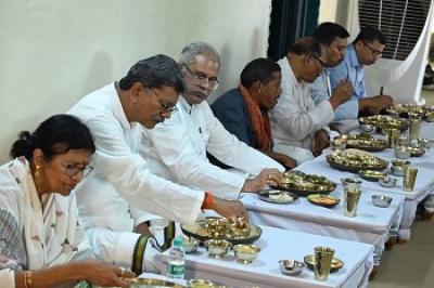 चिर्रा निवासी किसान परिवार सुभाष के निवासपर छत्तीसगढ़िया भोजन का स्वाद लिया सीएम बघेल ने 