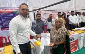 समाधान शिविर में श्रम विभाग द्वारा श्रमिकों का तत्काल पंजीयन कर प्रदान किया गया श्रमिक कार्ड
