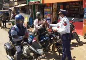 *राष्ट्रीय सड़क सुरक्षा माह के चौबीसवें दिन स्वास्थ्य विभाग के सहयोग से व्यवसायिक वाहन चालकों का कराया गया नेत्र एवं स्वास्थ्य परीक्षण*