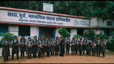 नो बैग डे पर बच्चों ने बोया हरियाली का भविष्य, 'एक पेड़ माँ के नाम' अभियान से दिया पर्यावरण संरक्षण का संदेश