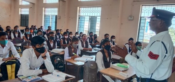 राष्ट्रीय सड़क सुरक्षा माह के छब्बीसवें दिन शहर के विद्यालयों में की गई कार्यशाला आयोजित*