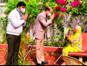 नववर्ष के प्रथम दिन जिलाधीश व आयुक्त वृद्धा आश्रम पहुॅच वृद्धजनों से लिये आर्शीवाद