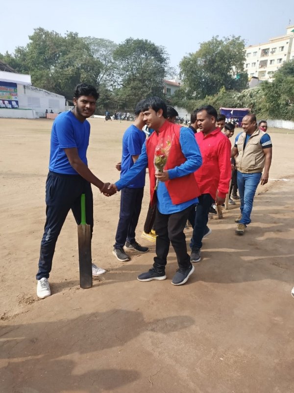 बिलासपुर इंटर स्कूल क्रिकेट प्रतियोगिता में शामिल हुए ब्लॉक कांग्रेस कमेटी के अध्यक्ष अरविन्द शुक्ला