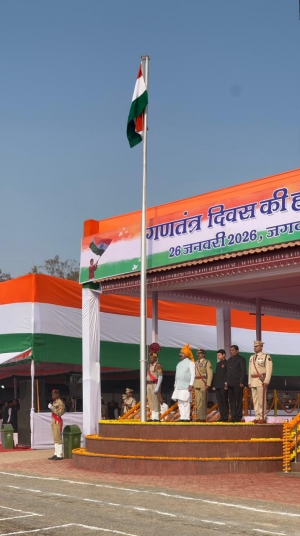 उप मुख्यमंत्री अरूण साव ने जगदलपुर के लालबाग मैदान में ध्वजारोहण कर ली परेड की सलामी