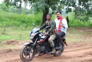 मोटर-बाइक पर सवार होकर कुख्यात नक्सली कमांडर हिडमा के गांव पहुंचे विजय शर्मा