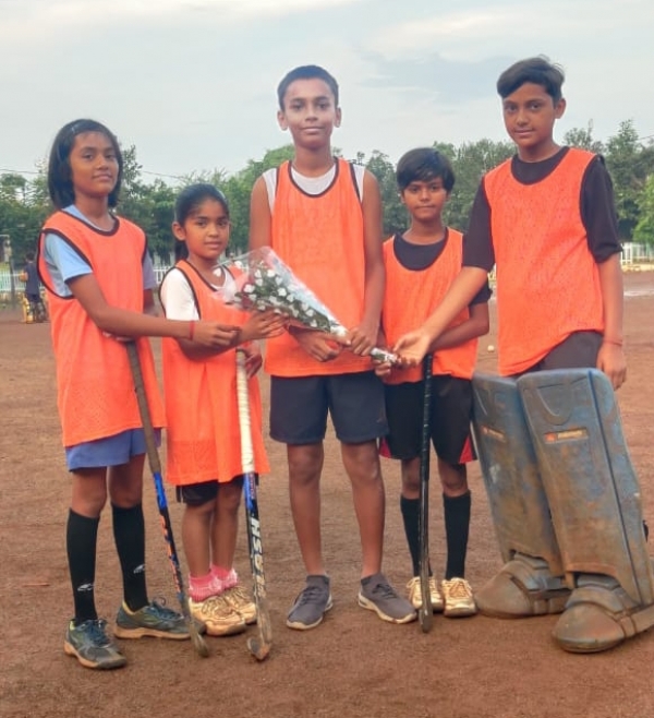 पटरी पार क्षेत्र से पाँच खिलाड़ियों का राज्य स्तरीय हॉकी प्रतियोगिता हेतु चयन