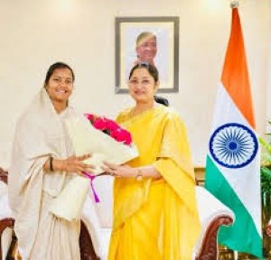 केन्द्रीय महिला एवं बाल विकास मंत्री से मंत्री श्रीमती राजवाड़े ने की सौजन्य मुलाकात