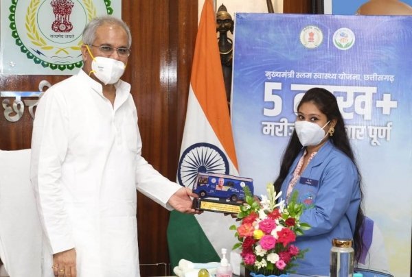 मुख्यमंत्री शहरी स्लम स्वास्थ्य योजना से हुआ पाँच लाख मरीजों का उपचार : मुख्यमंत्री श्री बघेल ने स्टाफ को किया सम्मानित