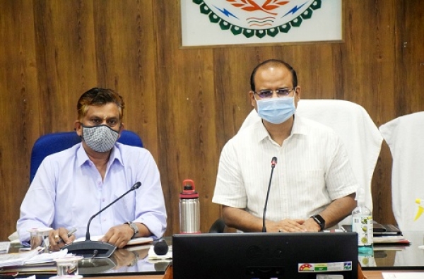 राजस्व के लंबित प्रकरणों को शीघ्र पूर्ण करें : कलेक्टर