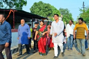 विधायक भेंट मुलाकात - सेक्टर 10 पहुंचे विधायक देवेंद्र ने दी  बैडमिंटन कोर्ट की सौगात