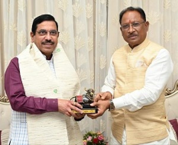 मुख्यमंत्री श्री विष्णुदेव साय ने केंद्रीय मंत्री  प्रहलाद जोशी का किया आत्मीय स्वागत