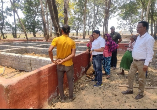 गोठान निरीक्षण दुर्ग निगमायुक्त लोकेश चंद्राकार द्वारा