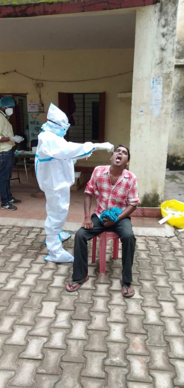 बाजार क्षेत्र में मानिटरिंग करने रिसाली निगम ने बनाई टीम , पसरा लगाकर व्यवसाय करने वाले लोगों का लिया सैंपल