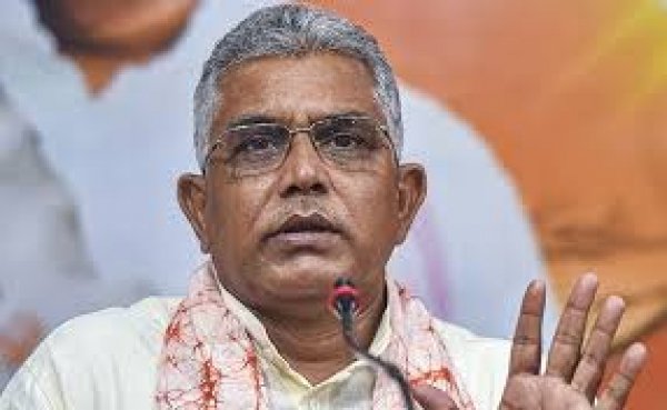 बंगाल के बीजेपी प्रमुख ने गलती से उल्टा तिरंगा फहरा दिया