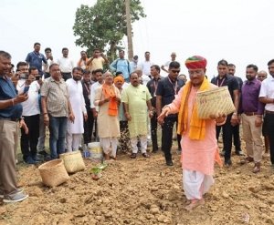 मुख्यमंत्री साय दिखे किसान की भूमिका में ..