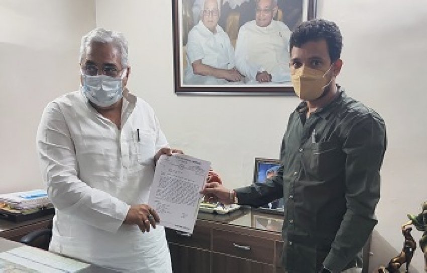 पुस्तके एवम स्टेशनरी दुकानों को खोलने विधायक अरूण वोरा को एनएसयूआई ने सौंपा ज्ञापन