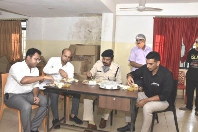 निरीक्षण पर कोविड हॉस्पिटल पहुंचे विधायक, कलेक्टर-एसपी, खाना खाया और खाने की गुणवत्ता से जताई संतुष्टि