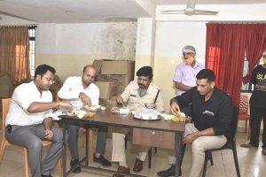 निरीक्षण पर कोविड हॉस्पिटल पहुंचे विधायक, कलेक्टर-एसपी, खाना खाया और खाने की गुणवत्ता से जताई संतुष्टि