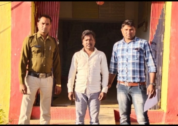 सट्टा पट्टी लिख कर अवैध धन अर्जित कर रहे 01आरोपी को चौकी दामापुर पुलिस ने धर दबोचा