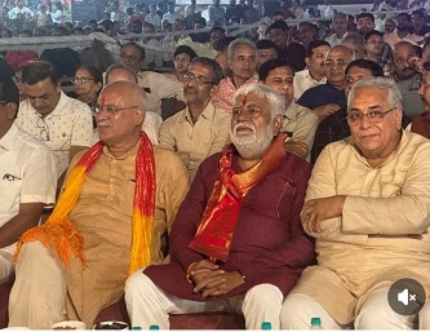 गंजपारा दुर्गोत्सव समिति के कवि सम्मेलन में देशभर के कवियों ने बांधा समां