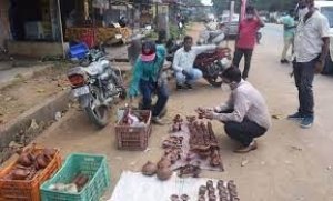 यहां कलेक्टर पहुंचे बाजार और खरीदें मिट्टी के दीए..