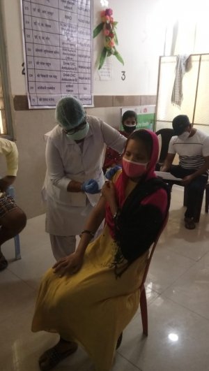 18+ की श्रेणी में पूर्व पार्षद जीतू विककी खनूजा ने कोविड वैक्सीन का पहला डोज लगवाया