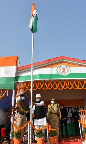 गृह मंत्री  साहू ने झंडा फहराया
