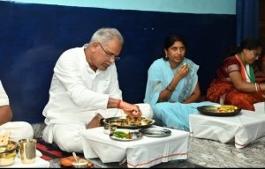 भेंट मुलाकात: मुख्यमंत्री भूपेश बघेल ने  आंगनबाडी सहायिका के घर स्वादिष्ट छत्तीसगढ़ी भोजन का लिया आनंद
