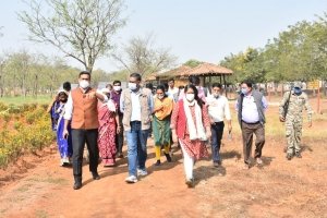 मुख्यमंत्री के सलाहकार एवं राज्य नोडल अधिकारी ने देखे जिले में सुराजी गांव योजना के कार्य