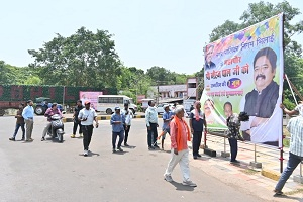महापौर नीरज पाल ने स्वंय खड़े होकर हटवाया अपना फोटो लगे हुए फ्लेक्स....