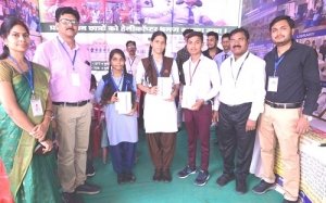 भरोसे का सम्मेलन : टैबलेट पाकर युवाओं के खिले चेहरे