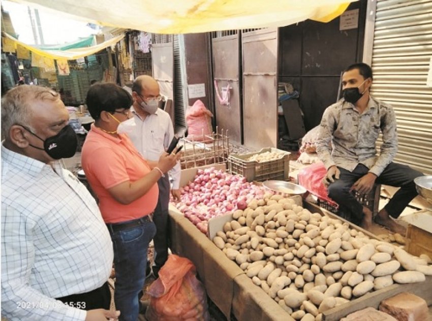 बाजार भाव से अधिक कीमत पर बेच रहे थे आलू-प्याज ,तीन दुकानदारों पर 1000 से 5000 लगाया जुर्माना