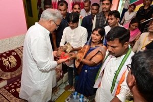 मुख्यमंत्री भूपेश बघेल पहुंचे पिहरीद, रेस्क्यू ऑपरेशन से सुरक्षित निकाले गए नन्हे राहुल के परिवार से मिले