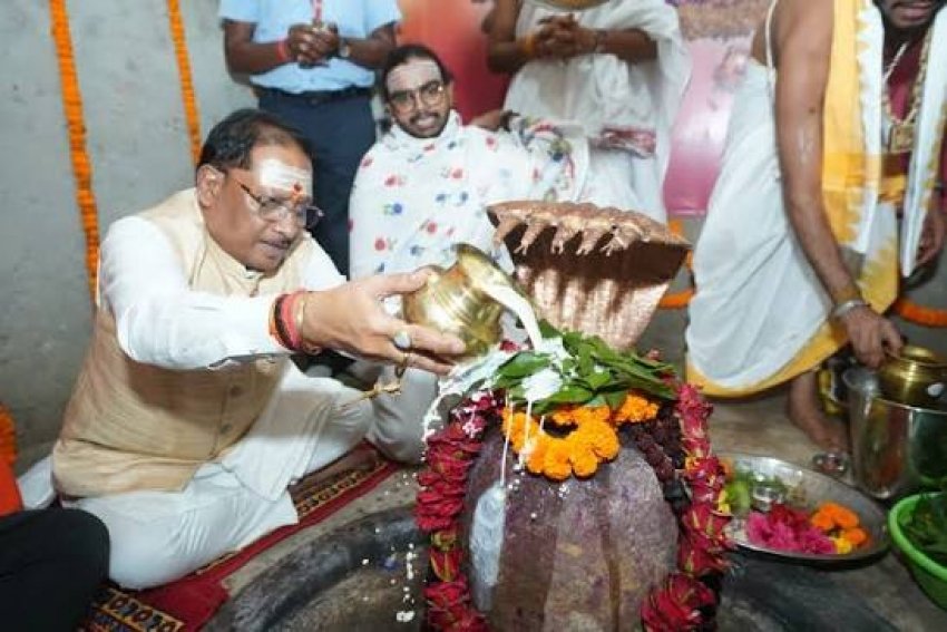 सपत्नीक भगवान लिंगराज के किए दर्शन-पूजन; कहा—पावन भूमि पर आकर मिलती है अद्भुत शांति और आध्यात्मिक ऊर्जा