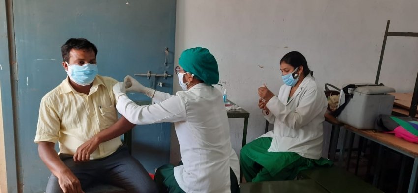 एपीएल-बीपीएल श्रेणी के हितग्राहियों का भी टीकाकरण आरम्भ , वैक्सिनेशन केंद्र का कलेक्टर डॉ. सर्वेश्वर नरेंद्र भुरे ने किया निरीक्षण