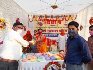 महिला समूहों के बनाए हर्बल गुलाल से खेलें होली - जिला पंचायत में सजा गुलाल का स्टॉल
