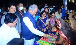 मुख्यमंत्री श्री बघेल ने बूढ़ातालाब के आकर्षक तट पर ‘छत्तीसगढ़ लोक कला शिल्प संसार‘ का किया अवलोकन.