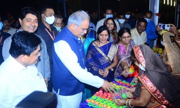 मुख्यमंत्री श्री बघेल ने बूढ़ातालाब के आकर्षक तट पर ‘छत्तीसगढ़ लोक कला शिल्प संसार‘ का किया अवलोकन.