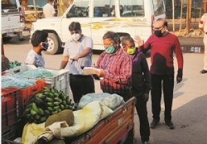 कोरोना संक्रमण से बचाव हेतु आला अधिकारी सुबह से ही निकले भ्रमण पर - आयुक्त मंडावी