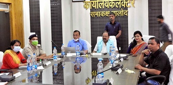 कलेक्टर की अध्यक्षता में जिला खनिज संस्थान ,न्यास की शासी परिषद की बैठक आयोजित